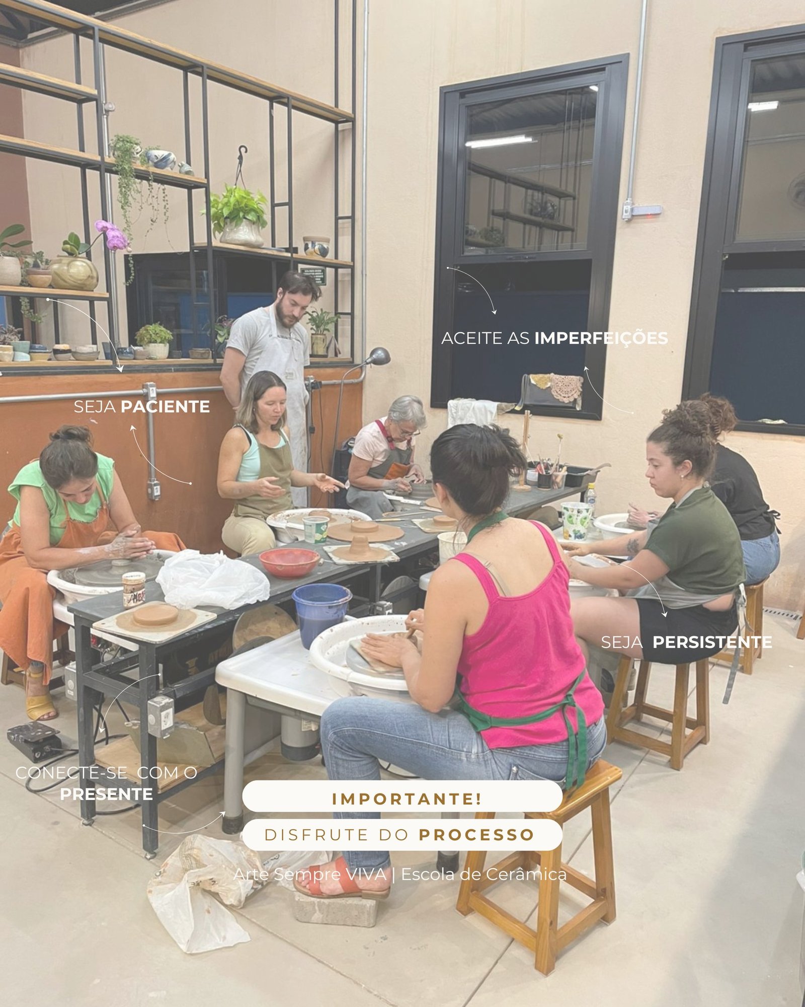 Pessoas criando juntas em uma aula de cerâmica