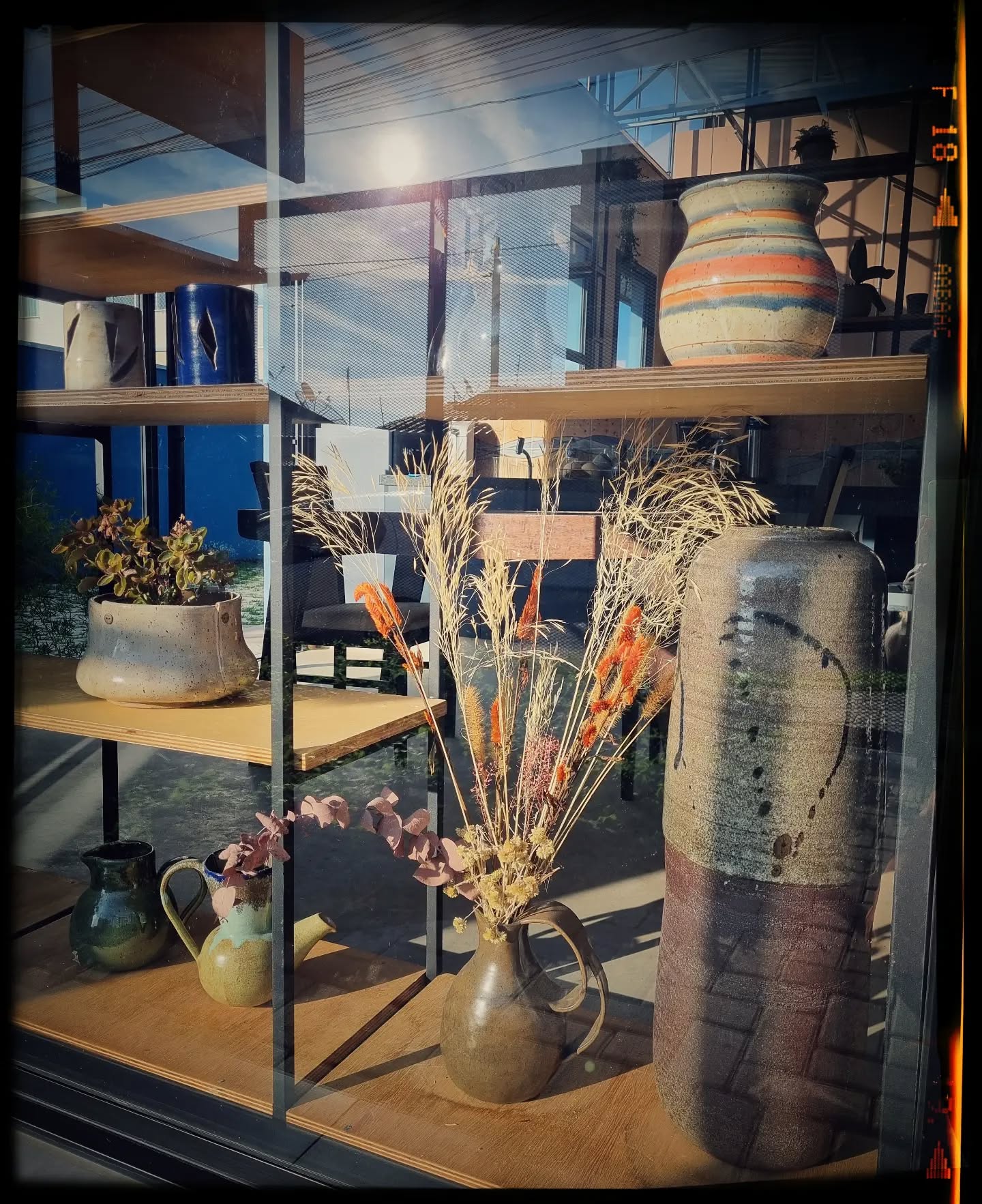 Vitrine do estúdio com peças de cerâmica